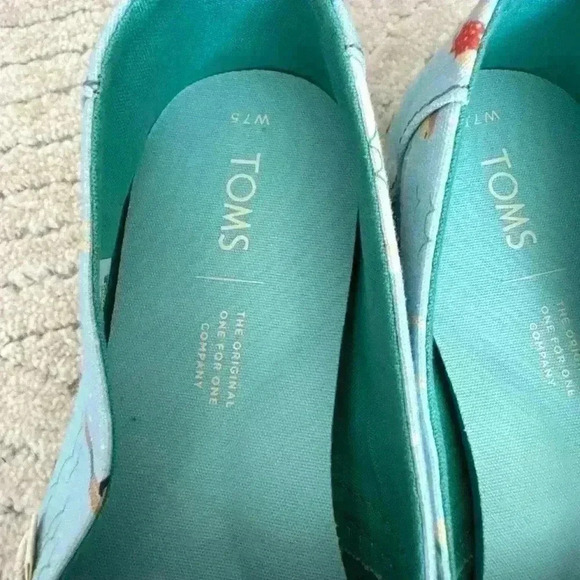 NWT TOMS shoes. Summer scene - Picture 6 of 7